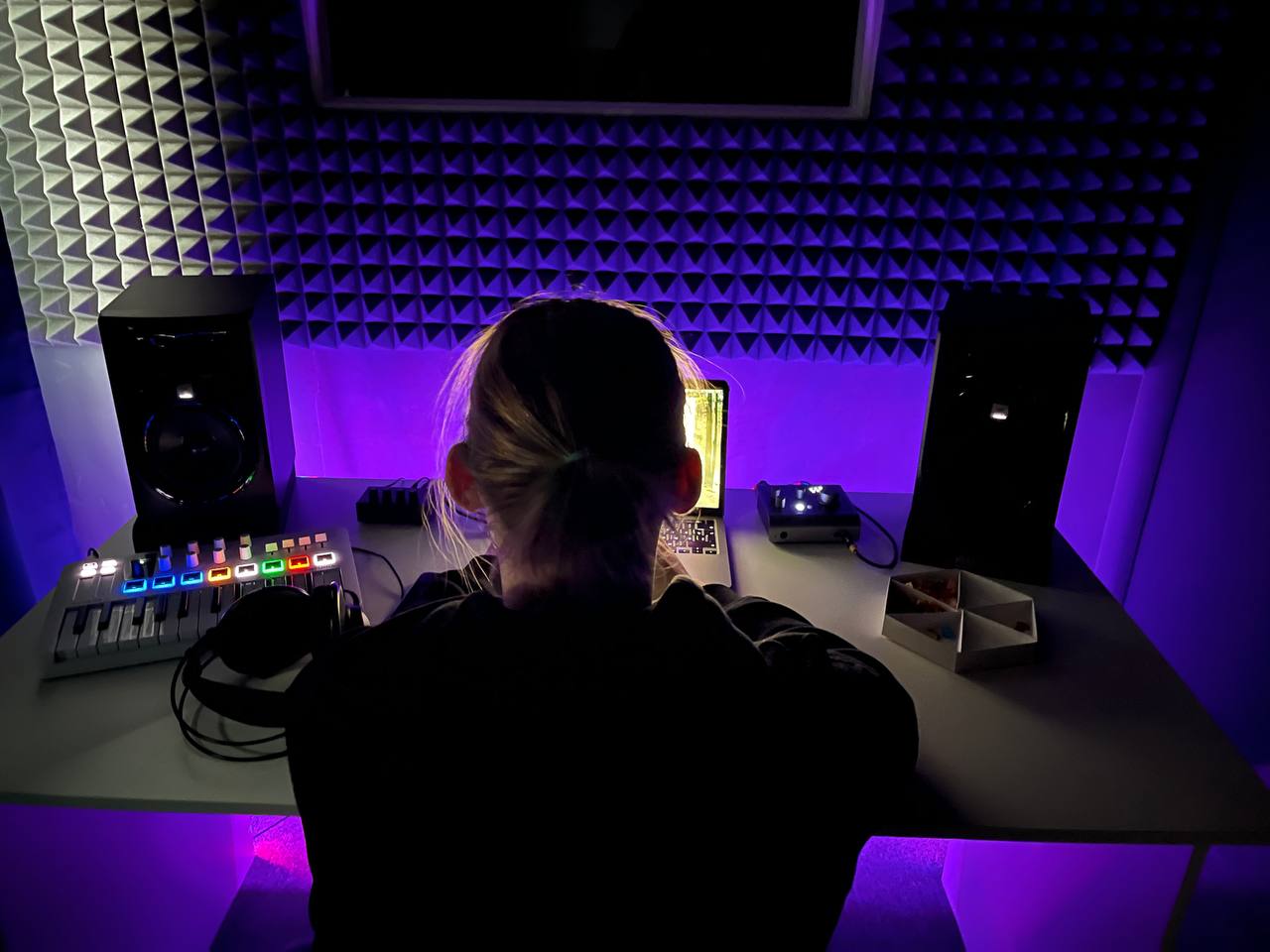 Сколько стоит записать песню в студии в 2025